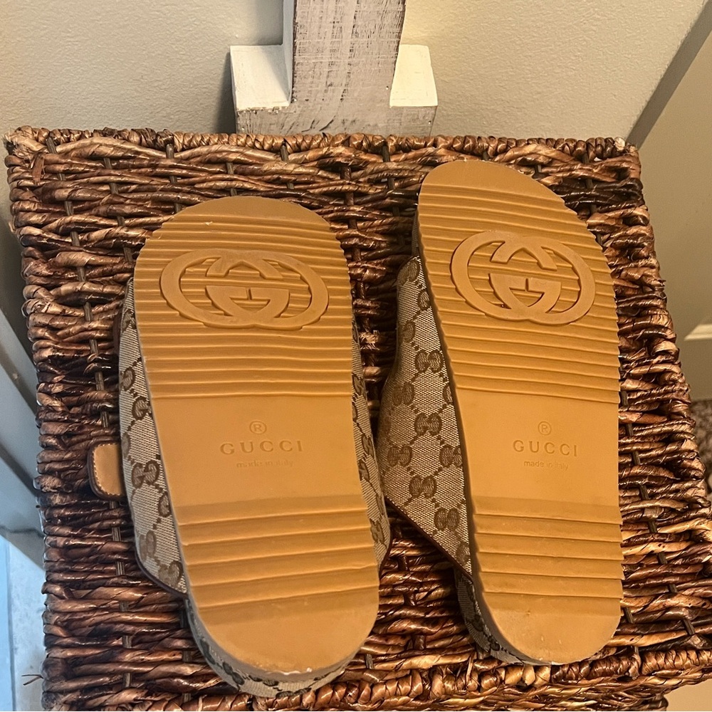 Gucci Beige Monogram Buckle Slides - Picture 5 of 12